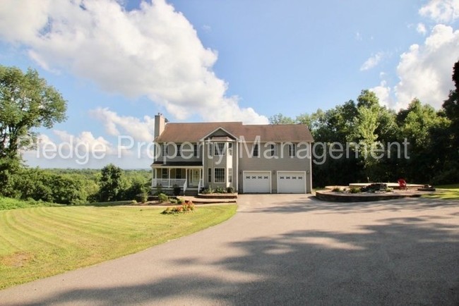 Building Photo - Large Colonial Home with Amazing Views