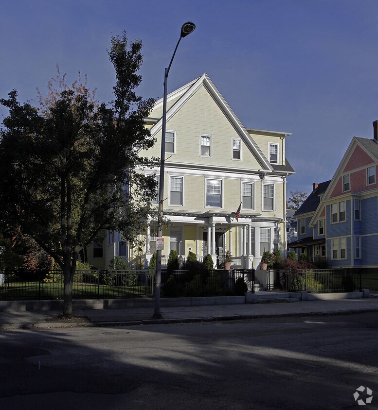 Building Photo - 908 Main St