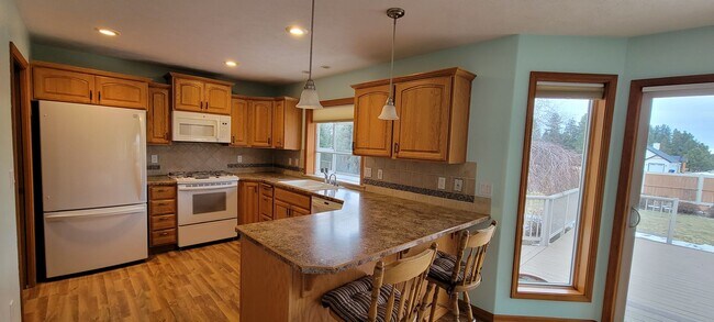 Foto del edificio - HUGE!  4 Bed Family Home in Mead Available...