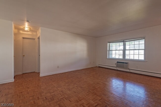 Foto del edificio - 135 S Maple Ave