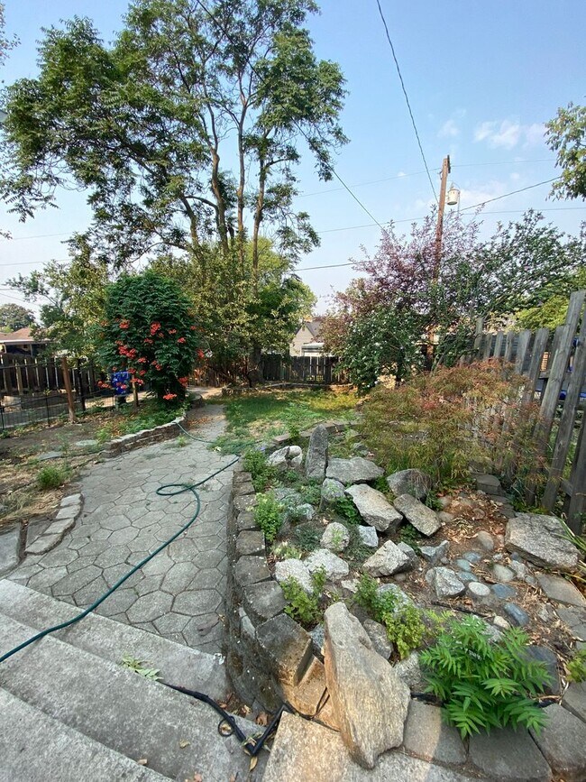 Building Photo - Lovely 3 bedroom 1 bath home on Normal Hil...