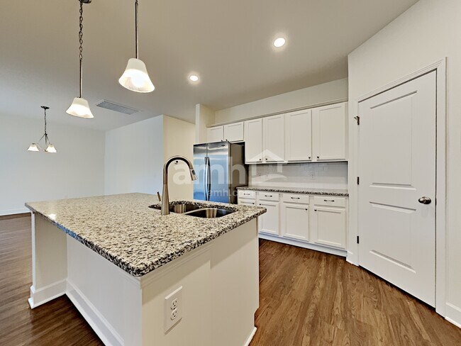 Foto del edificio - 5225 Maxwell Rd