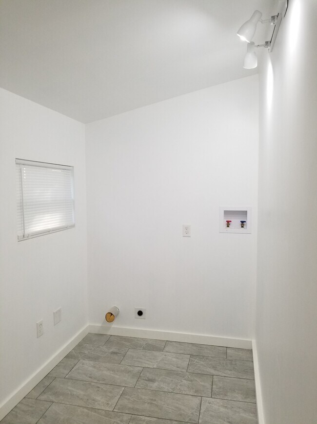 Lavadero - 3234 71st Ave N