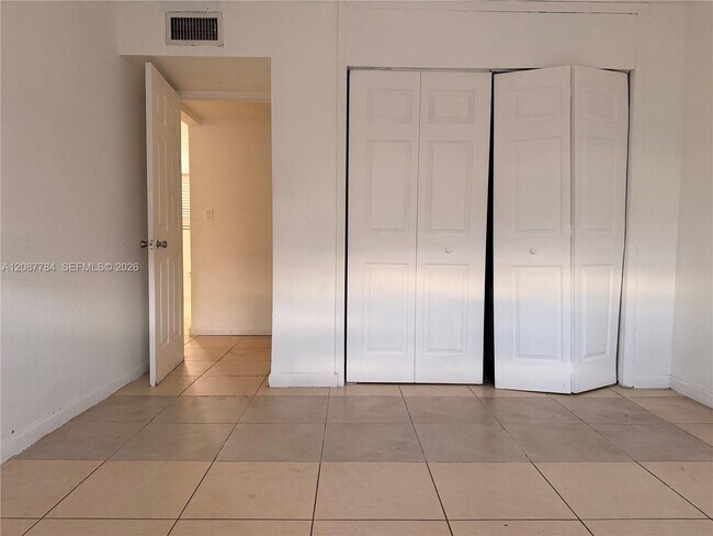 Foto del edificio - 770 NE 128th St