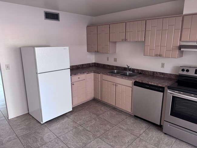 Building Photo - 3242 E Monte Vista Dr