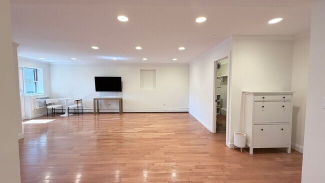 Building Photo - 2 Bedroom 1.5 bath Condo in Kew Gardens with indoor parking