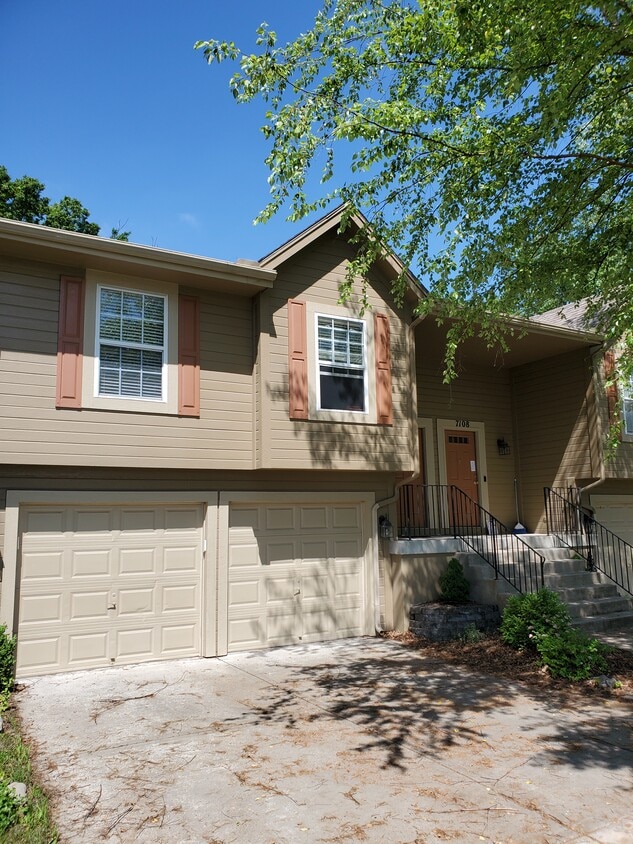 7106 N Church Rd, Pleasant Valley, MO 64068 Townhome Rentals in