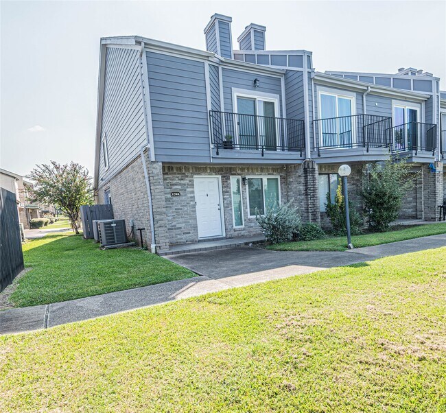 Foto del edificio - 1702 Good Day Dr