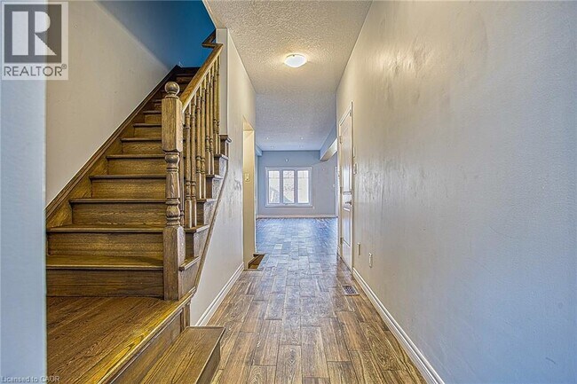 Building Photo - 98 Shoreview Pl