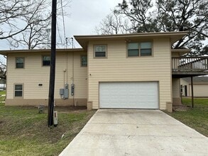 Building Photo - 631 Live Oak Dr