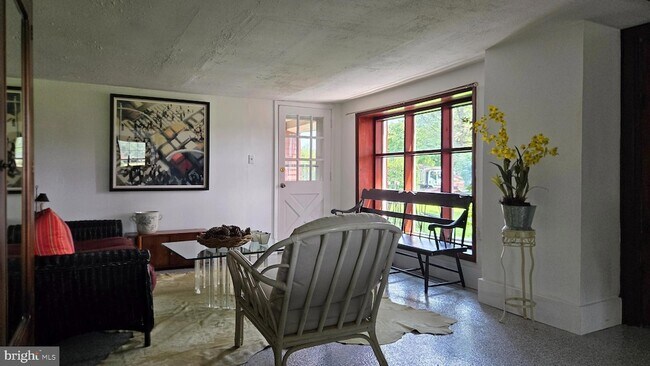 Foto del edificio - 253 E Dark Hollow Rd