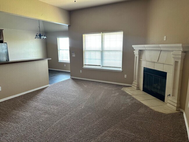 Foto del edificio - Beautiful home located in the Waterstone area! NO PETS!