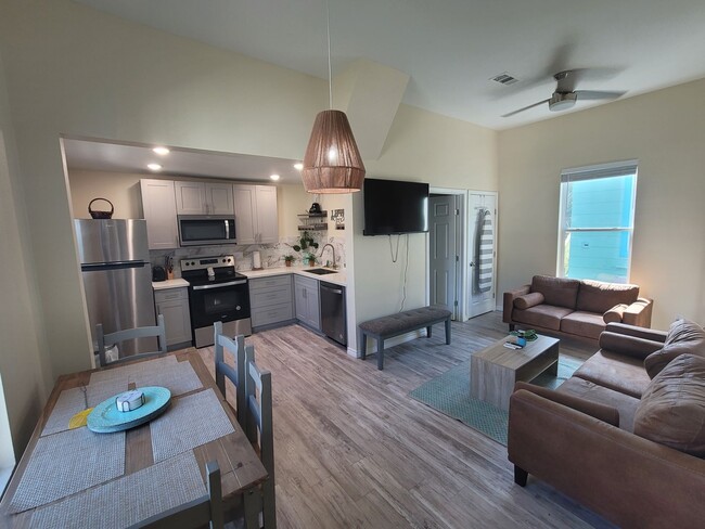 Building Photo - 2 Blocks From Seawall - 2 bed 1.5 bath - S...