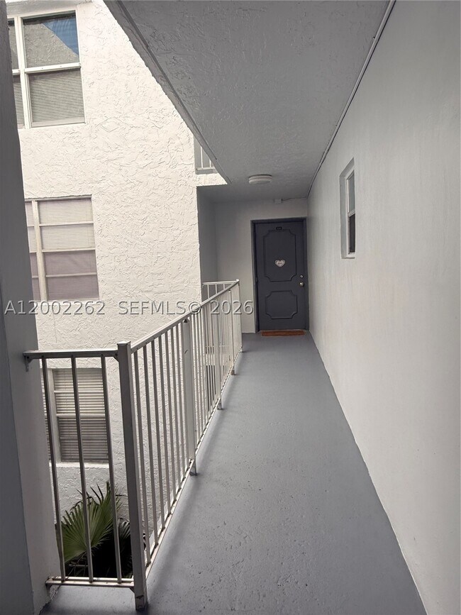 Building Photo - 9440 Live Oak Pl