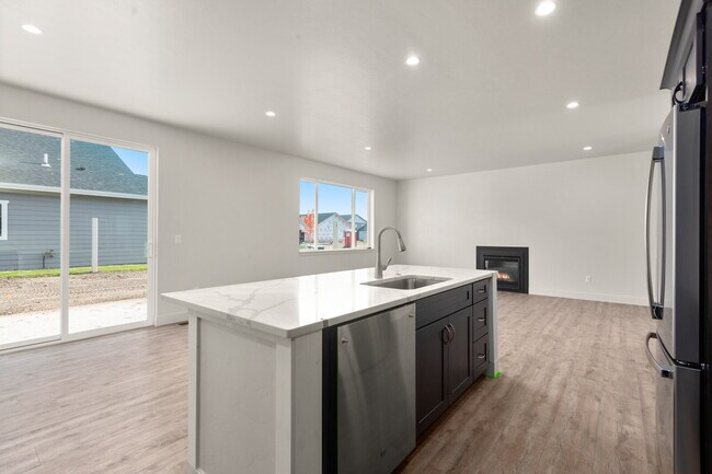 Foto del edificio - Newer 4 bedroom w/ 3 car garage