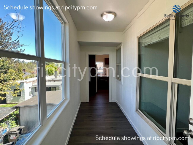 Building Photo - 827 N Lombard St