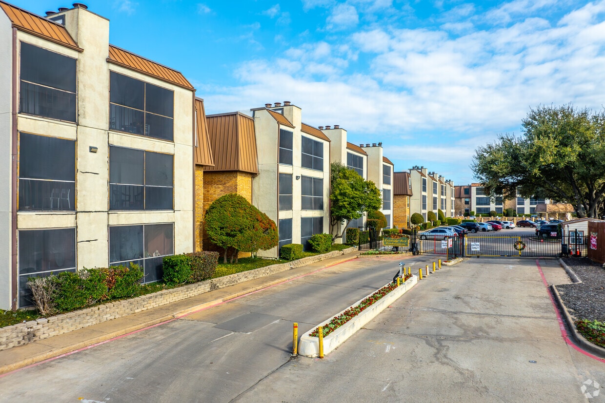 Primary Photo - Cambridge Park Condominiums