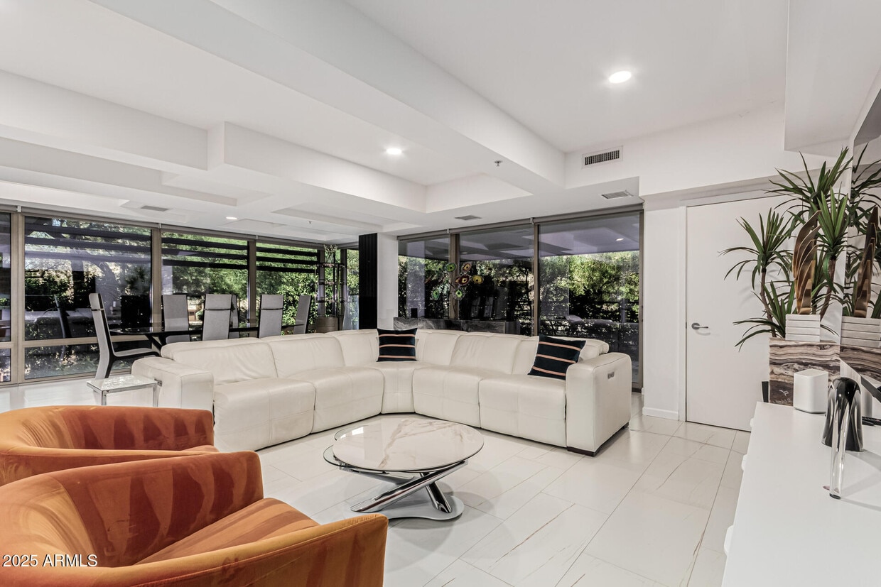Primary Photo - 7121 E Rancho Vista Dr