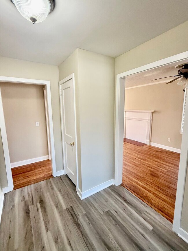 Building Photo - Three bedroom, 2 bath house in Burlington