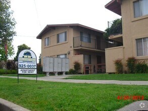 Building Photo - 508 S Oakley Ave