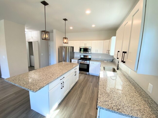 Building Photo - 4 bed, 3.5 Bath Single Family Home (Middle...