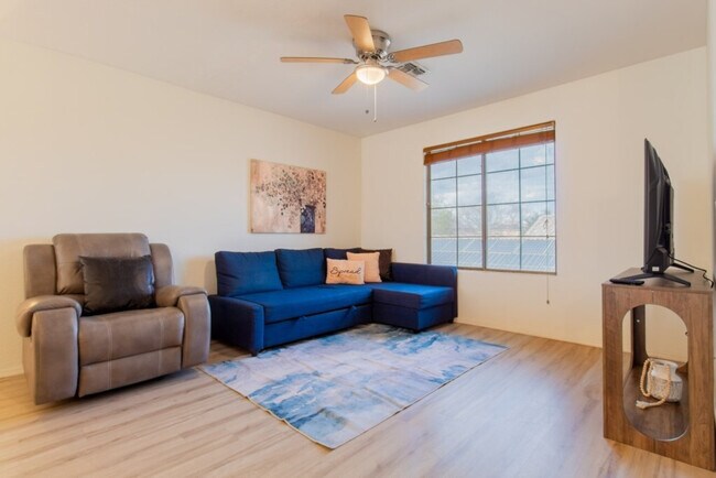 Foto del edificio - 1550 N Desert Willow St