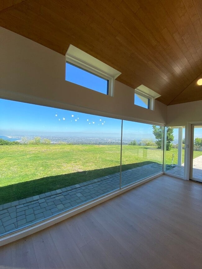 Building Photo - 3 bed 3.5 bath House with Ocean Views
