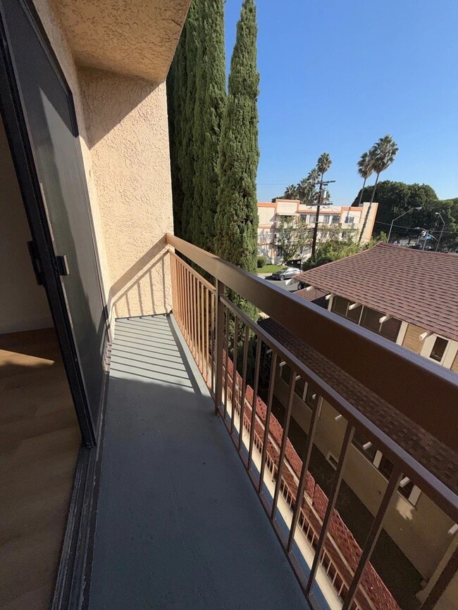 Building Photo - 1321 N Vista St