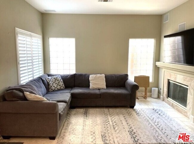 Building Photo - 1157 E Moreno Way