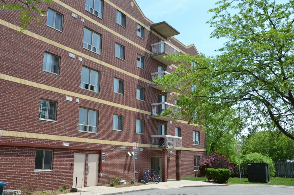 Primary Photo - College Court Apartments