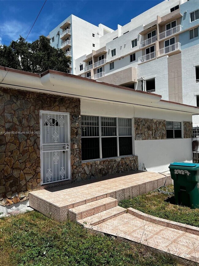 Foto del edificio - 2727 SW 24th St