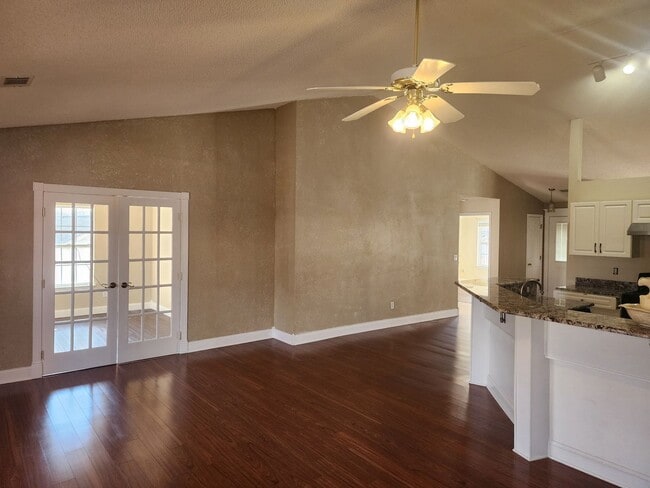 Building Photo - Great Neighborhood!  With a 2 car garage!