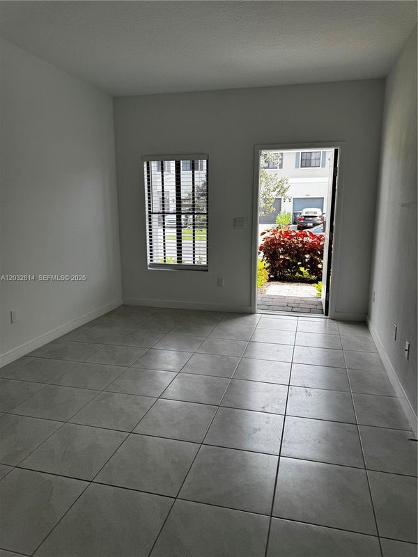 Building Photo - 4860 Dillon St
