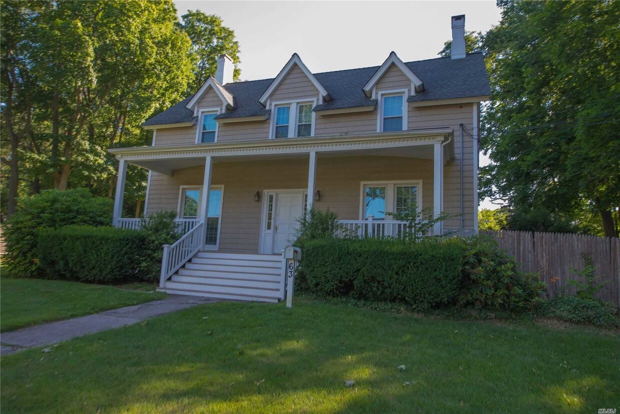 Foto principal - 63 W Neck Rd
