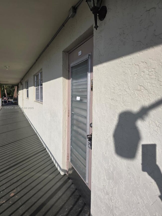 Foto del edificio - 609 S State Rd 7