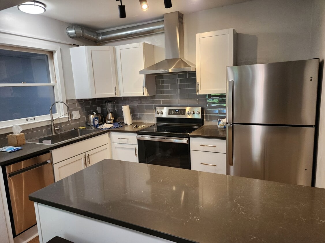 Primary Photo - 115 E Elm Ave