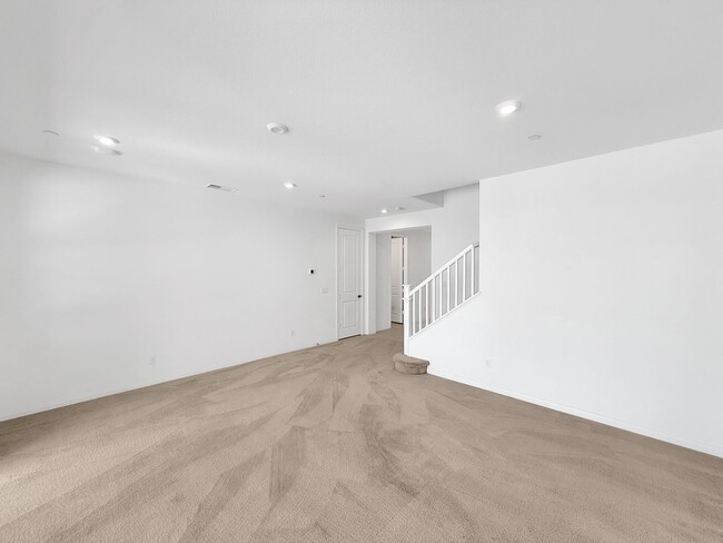 Building Photo - Beautiful 5B/4.5BA Home in Escondido Now A...