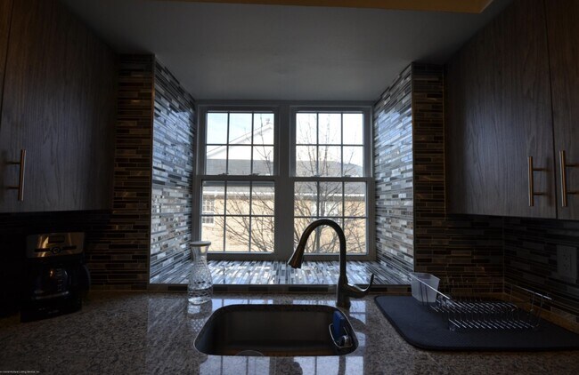 Foto del edificio - 85 Elmwood Park Dr