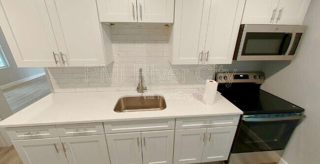 Building Photo - 151 W 17th St