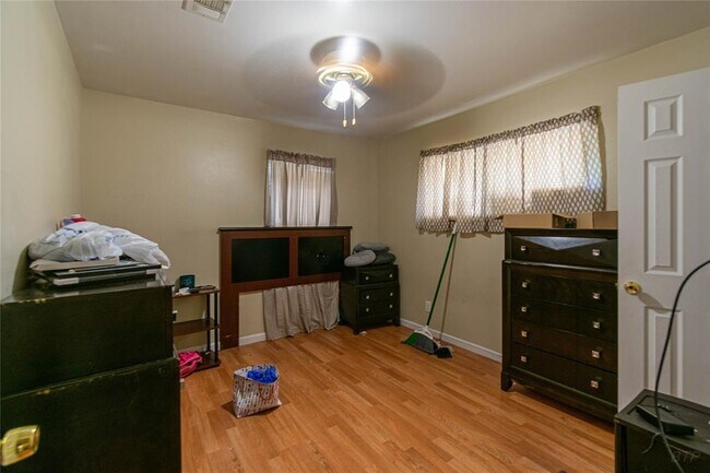 Building Photo - 4905 Kashmere St