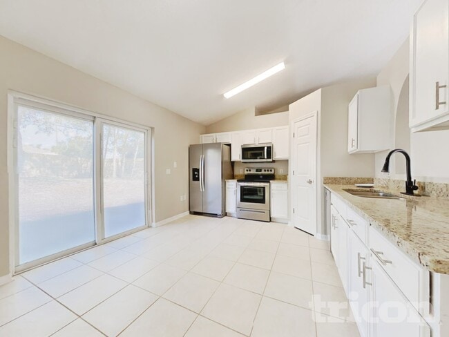 Building Photo - 164 Larchmont Dr