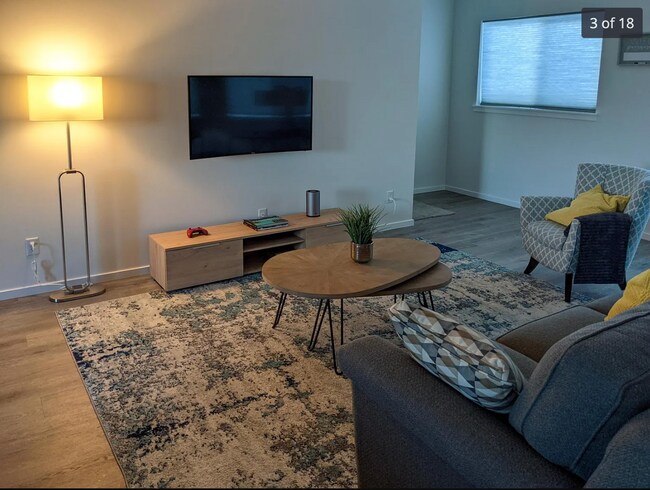 Foto del edificio - Your Silverdale Sanctuary Awaits! Fully Furnished with All Utilities Included.