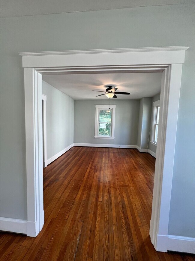 Building Photo - Cute 3 bed 2 bath home |  Mt Lookout