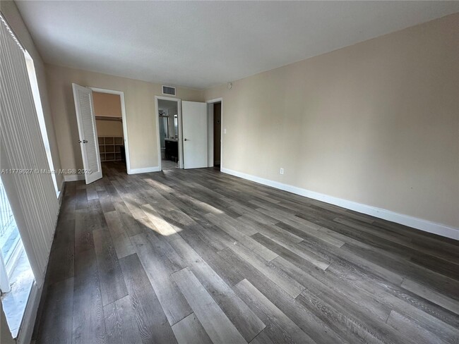 Building Photo - 9971 W Bay Harbor Dr