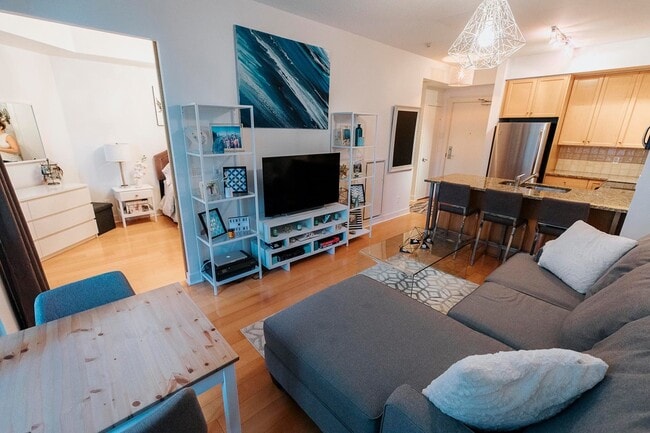 Building Photo - 438 King St W