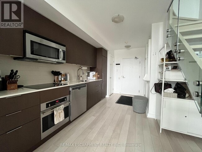 Building Photo - 5 Hanna Ave