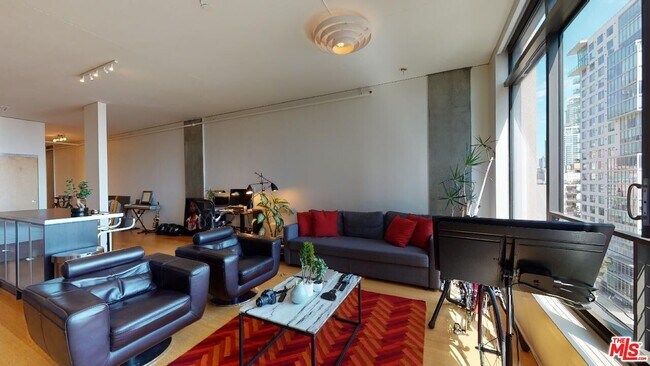 Foto del edificio - 1111 S Grand Ave