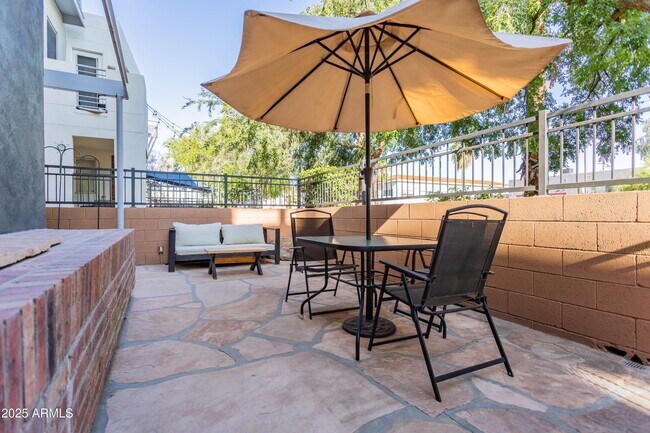 Foto del edificio - 706 E Washington St