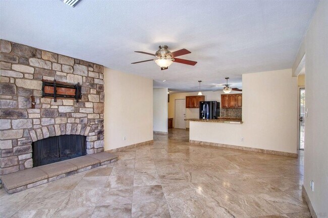 Foto del edificio - 6244 Rose Lake Ave