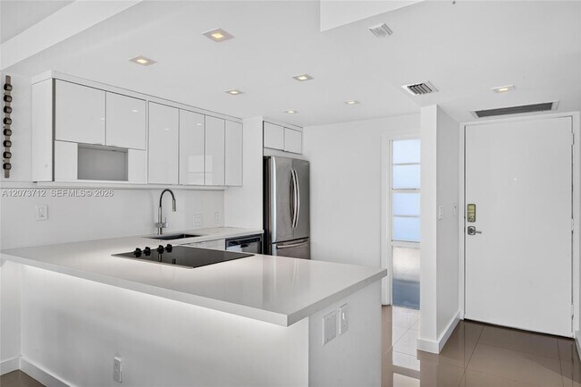 Building Photo - 3301 N Country Club Dr